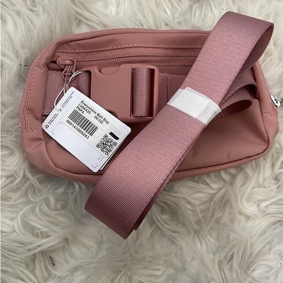 Lululemon NWT belt bag - Picture 3 of 3